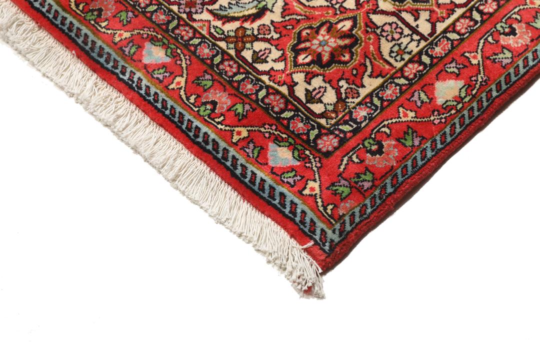 Een groot handgeknoopt Bidjar Zanjan Wool tapijt uit het Midden-Oosten in dieprode en beige tinten.