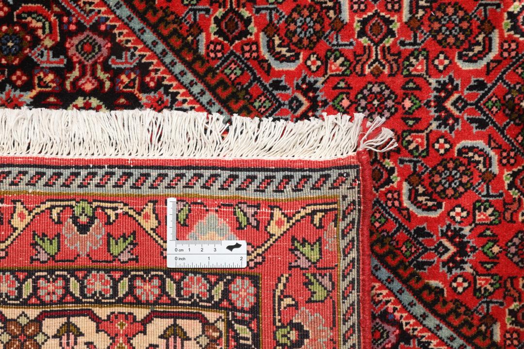 Een groot handgeknoopt Bidjar Zanjan Wool tapijt uit het Midden-Oosten in dieprode en beige tinten.