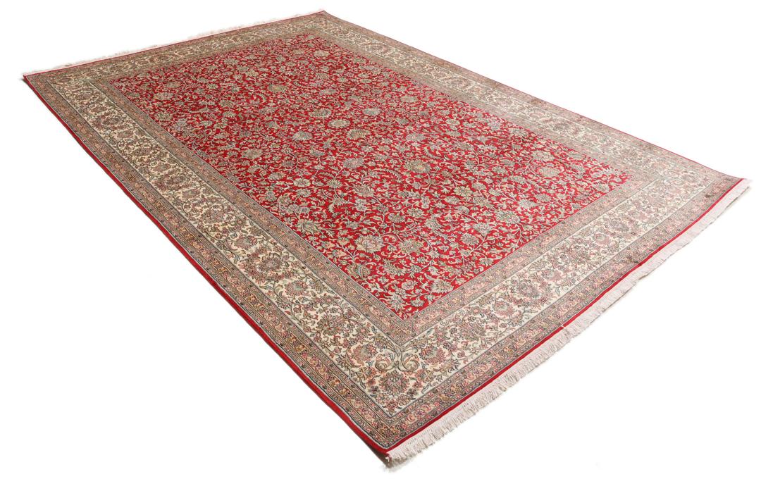 Et detaljeret rektangulært Kashmir-silketæppe fra Indien med et levende rødt blomsterfelt og dekorative kanter.