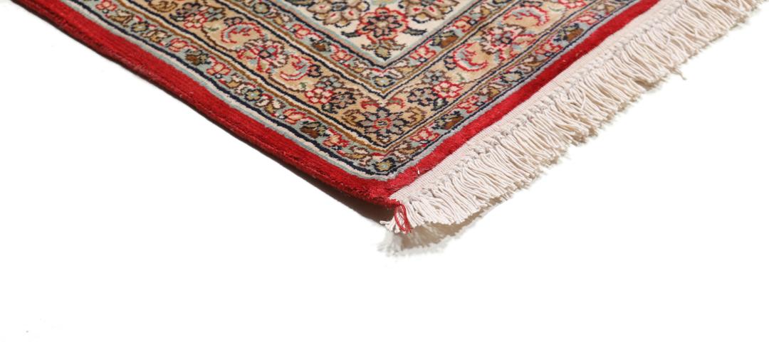 Et detaljeret rektangulært Kashmir-silketæppe fra Indien med et levende rødt blomsterfelt og dekorative kanter.