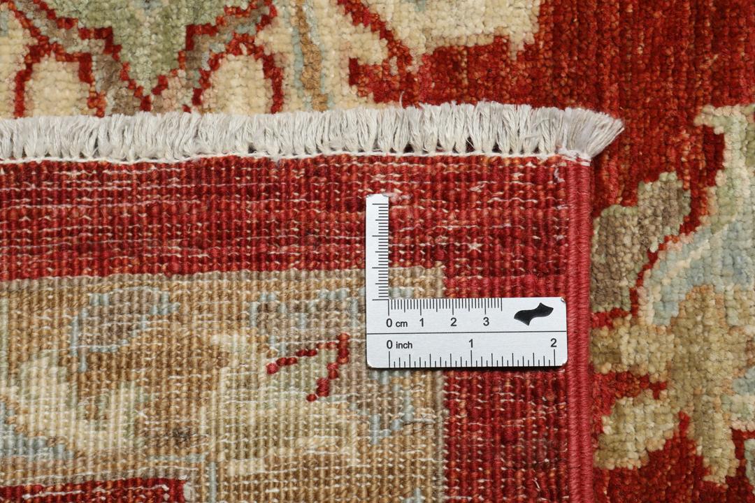Et håndknyttet Ziegler Ariana-tæppe fra Afghanistan med et mørkerødt felt og blomstermønstre.