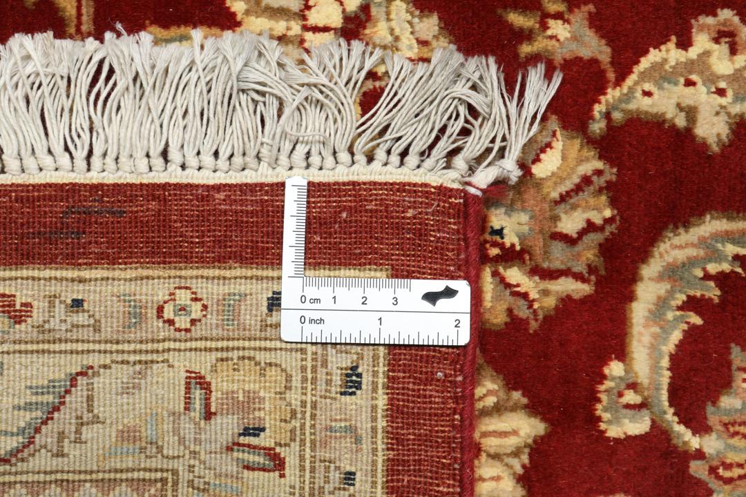 Ręcznie wiązany dywan Tabriz z Indii z bogatym czerwonym tłem i misternymi kwiatowymi wzorami w kolorze beżu i kremu