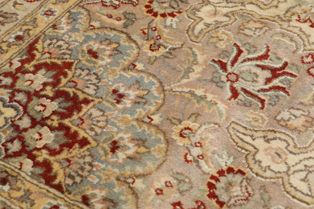 Duży prostokątny dywan Tabriz z Indii z misternym kwiatowym medalionem w odcieniach beżu i czerwieni.