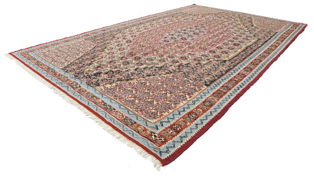 Een gedetailleerd handgeweven Kelim Senneh Fine vloerkleed in veelkleurige tinten met geometrische patronen uit het Midden-Oosten.