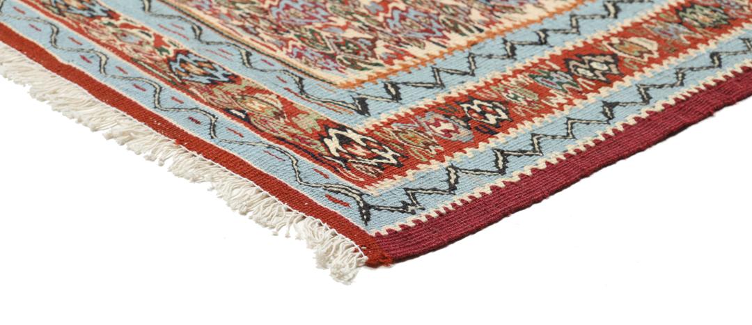 Een gedetailleerd handgeweven Kelim Senneh Fine vloerkleed in veelkleurige tinten met geometrische patronen uit het Midden-Oosten.