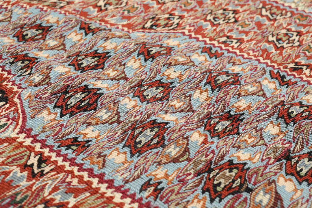 Een gedetailleerd handgeweven Kelim Senneh Fine vloerkleed in veelkleurige tinten met geometrische patronen uit het Midden-Oosten.