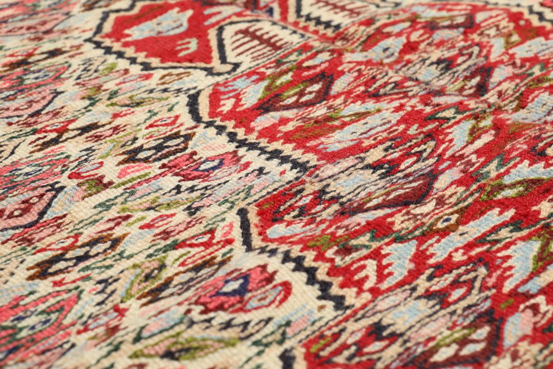 Handgeweven Kelim Senneh-tapijt uit het Midden-Oosten met een rood en blauw geometrisch patroon.