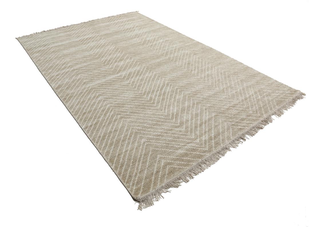 Beige tapijt met een visgraatpatroon