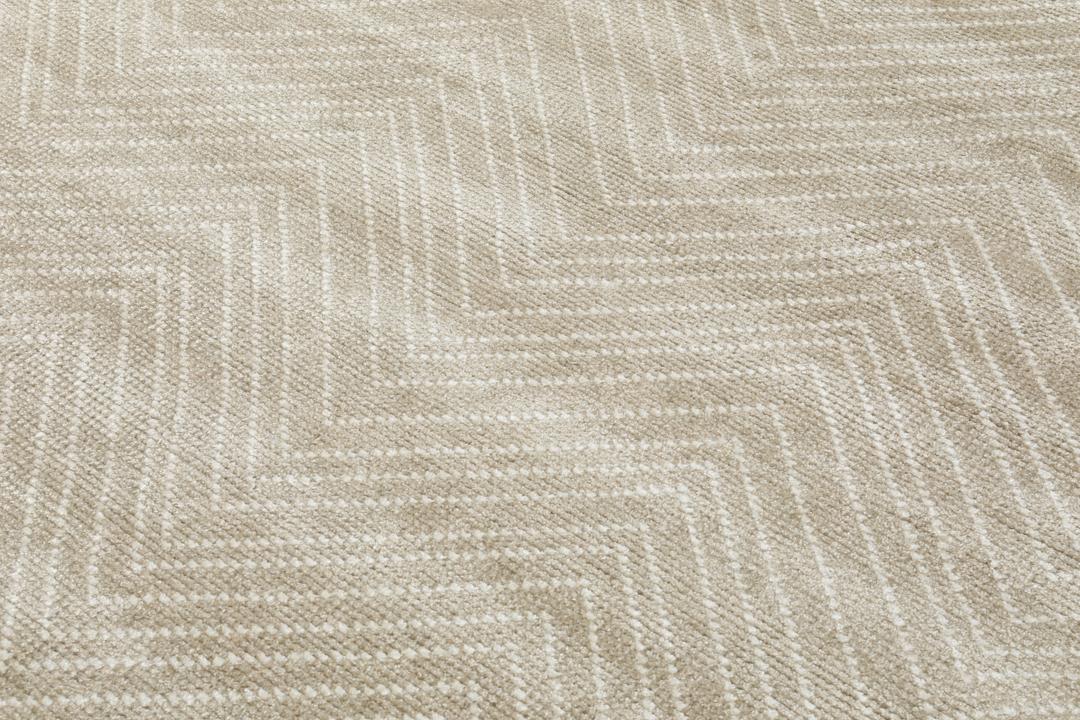 Beige tapijt met een visgraatpatroon