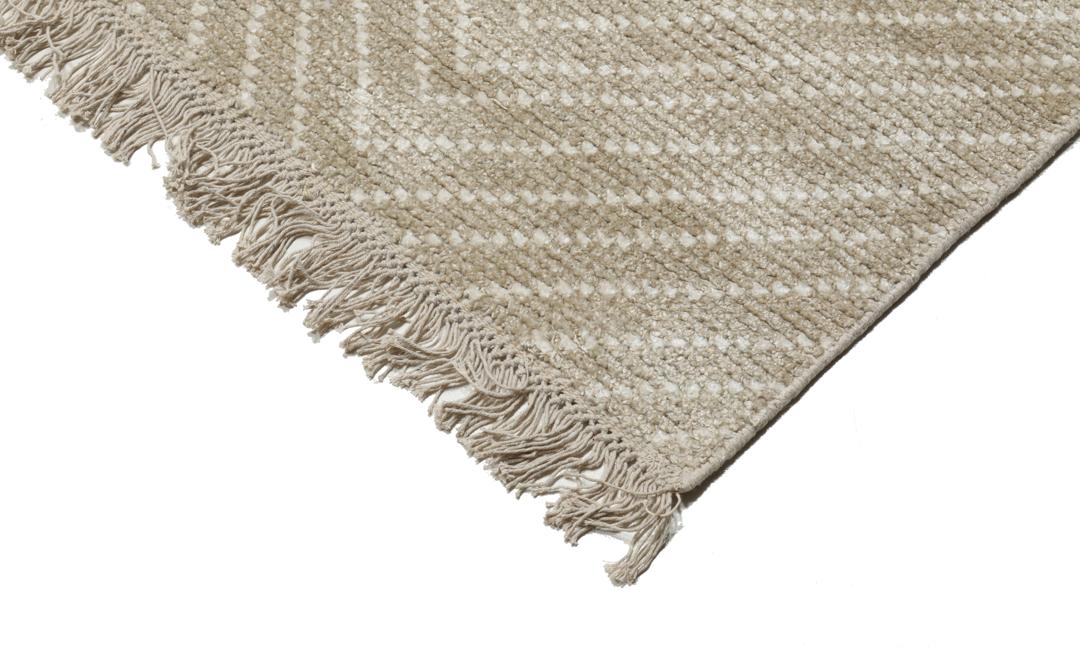 Beige tapijt met een visgraatpatroon