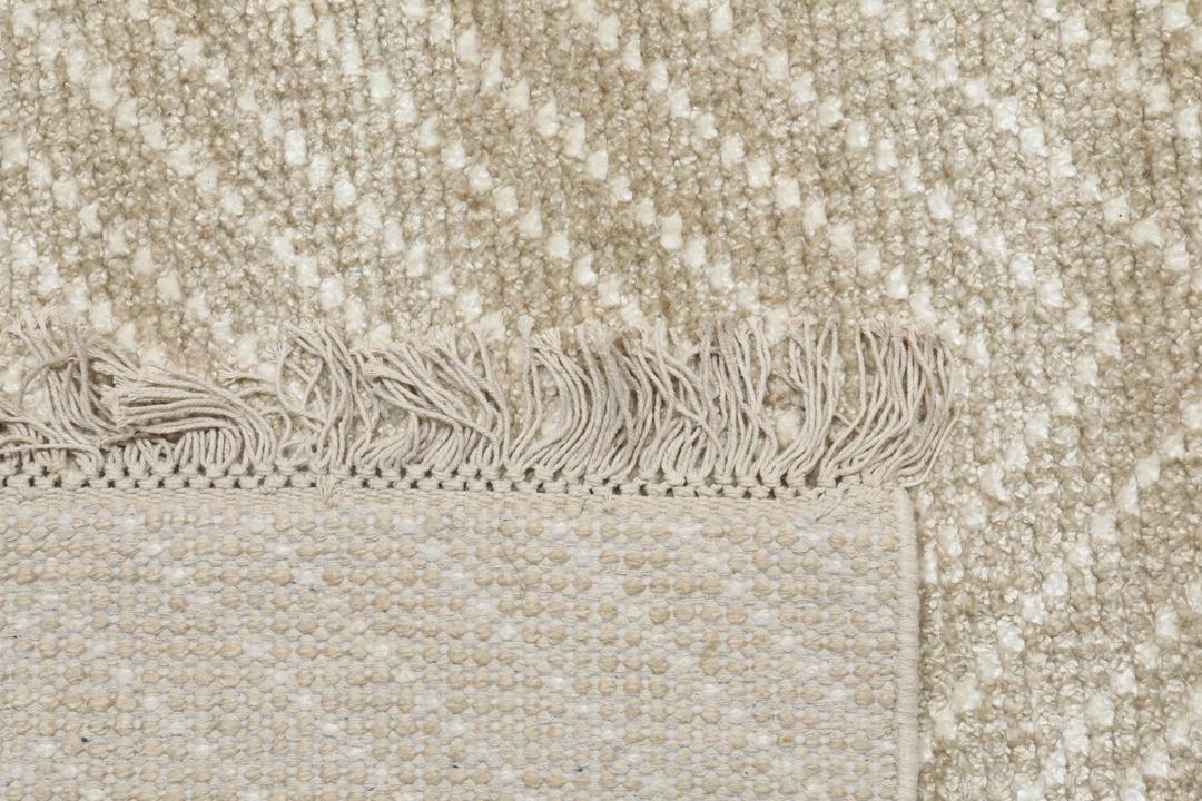 Beige tapijt met een visgraatpatroon