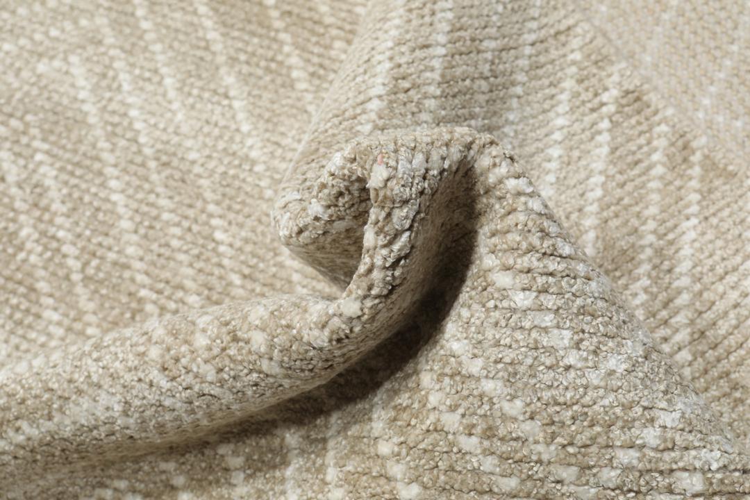 Beige tapijt met een visgraatpatroon
