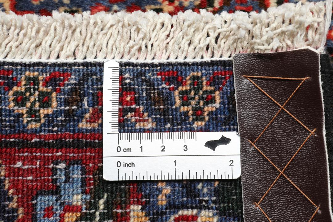 Håndknyttet Senneh tæppe fra Mellemøsten med et levende rødt felt og indviklede geometriske mønstre