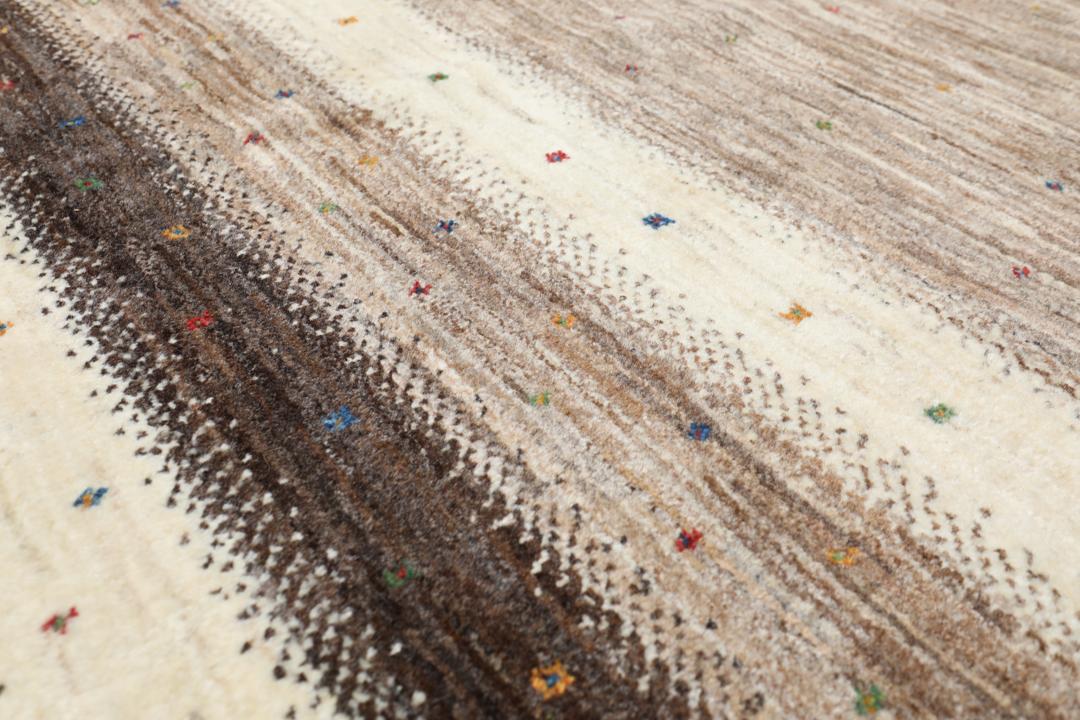 Handgeknoopt Gabbeh Fine vloerkleed met bloemmotieven en bruine strepen uit het Midden-Oosten