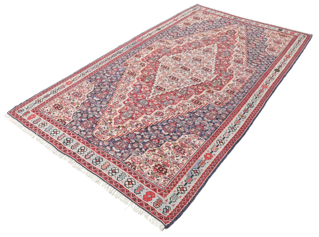 Handgeweven Kelim Senneh Fine tapijt met een centraal medaillon in rood en blauw