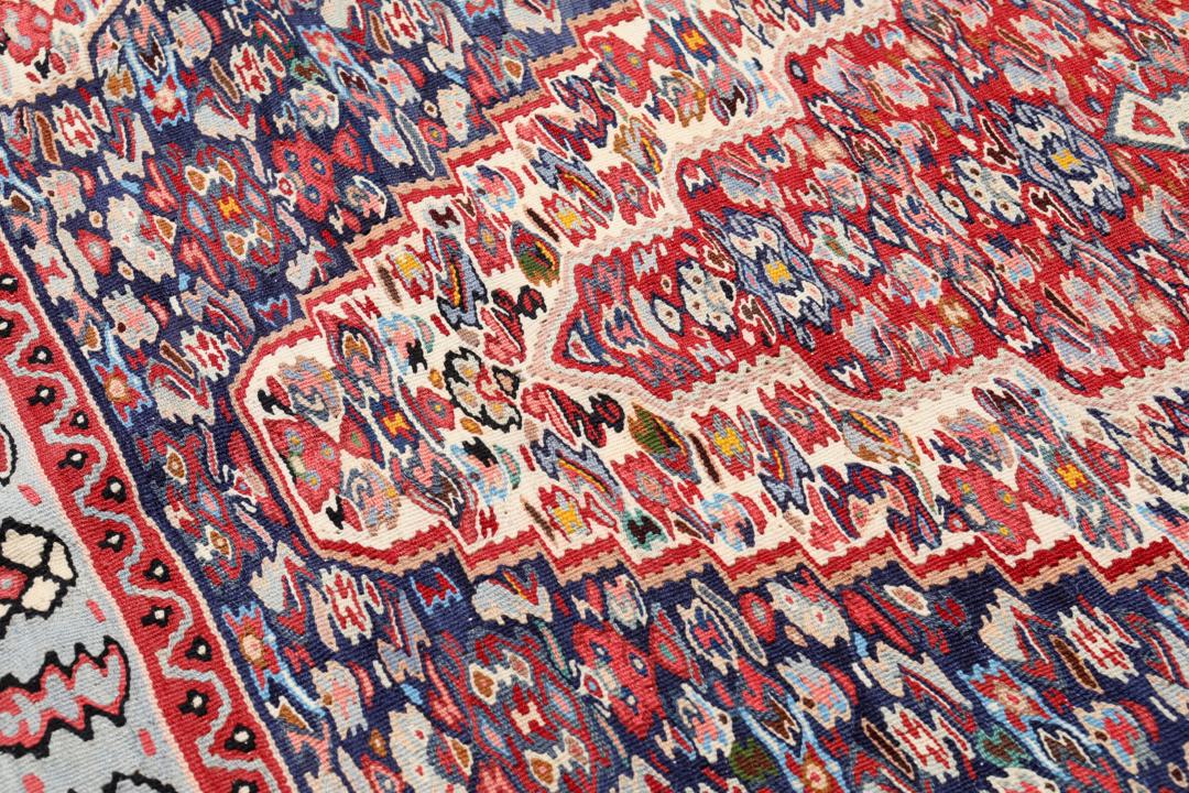 Handgeweven Kelim Senneh Fine tapijt met een centraal medaillon in rood en blauw