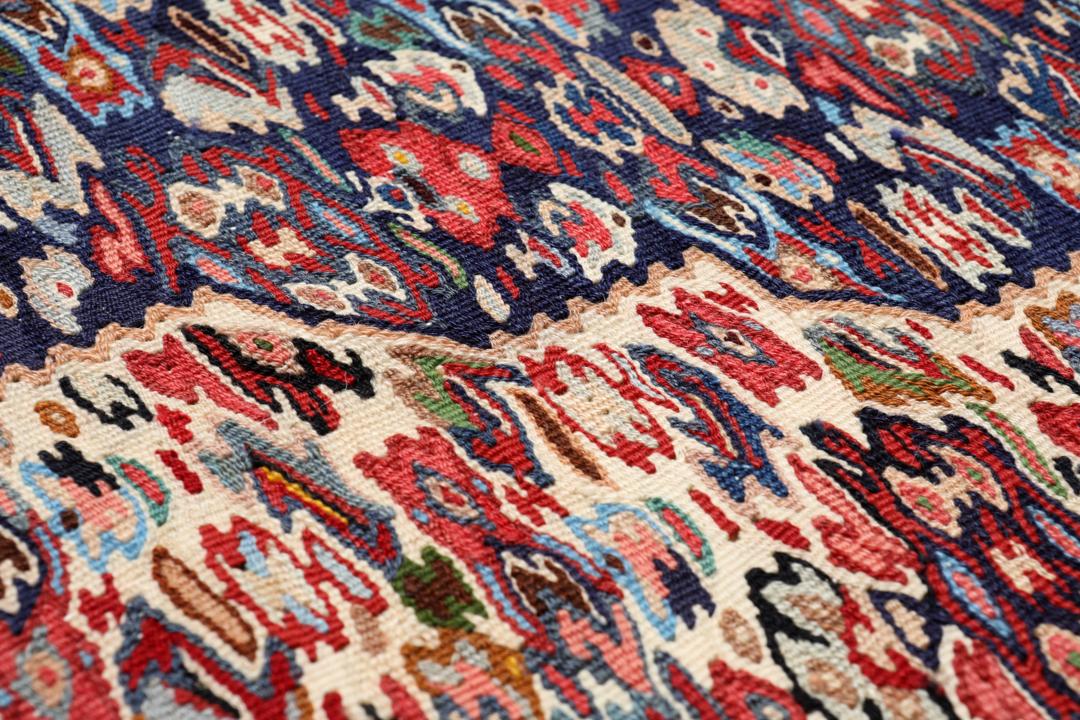 Handgeweven Kelim Senneh Fine tapijt met een centraal medaillon in rood en blauw