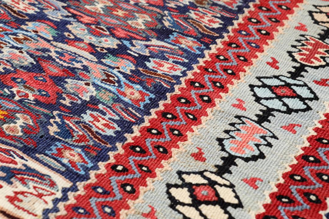 Handgeweven Kelim Senneh Fine tapijt met een centraal medaillon in rood en blauw