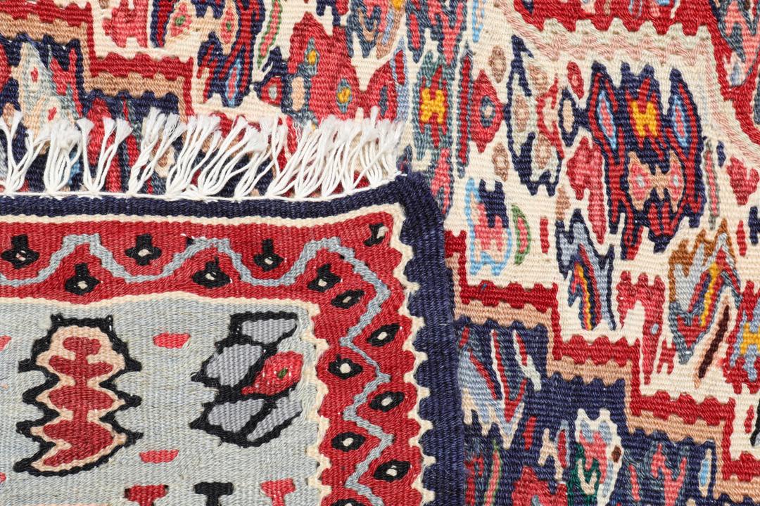 Handgeweven Kelim Senneh Fine tapijt met een centraal medaillon in rood en blauw