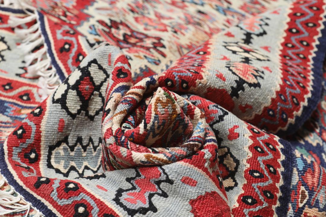 Handgeweven Kelim Senneh Fine tapijt met een centraal medaillon in rood en blauw
