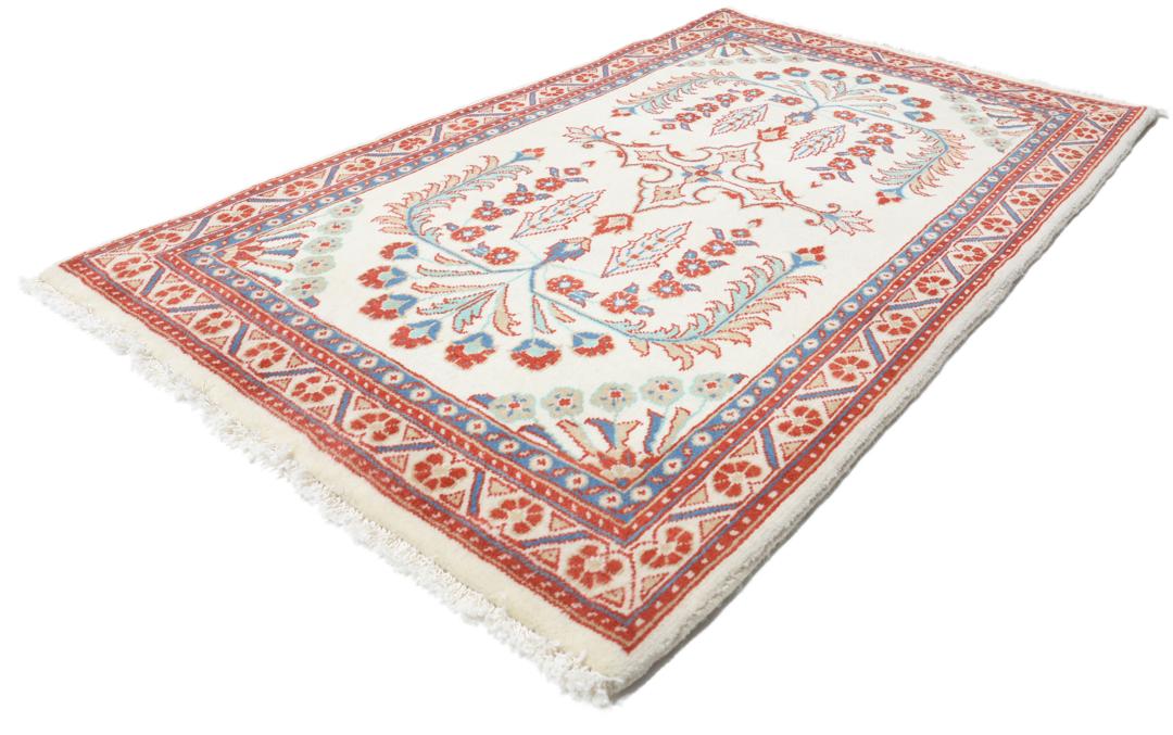Handgeknoopt Sarough-tapijt met bloemmotieven in rood en blauw op een ivoorkleurige achtergrond