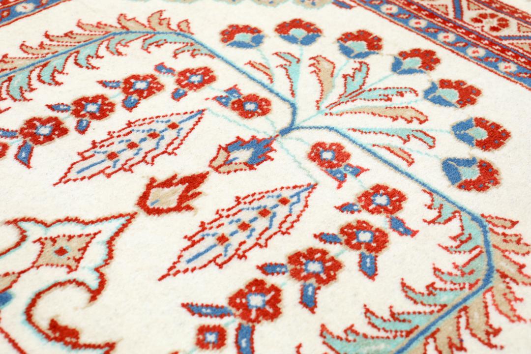 Handgeknoopt Sarough-tapijt met bloemmotieven in rood en blauw op een ivoorkleurige achtergrond