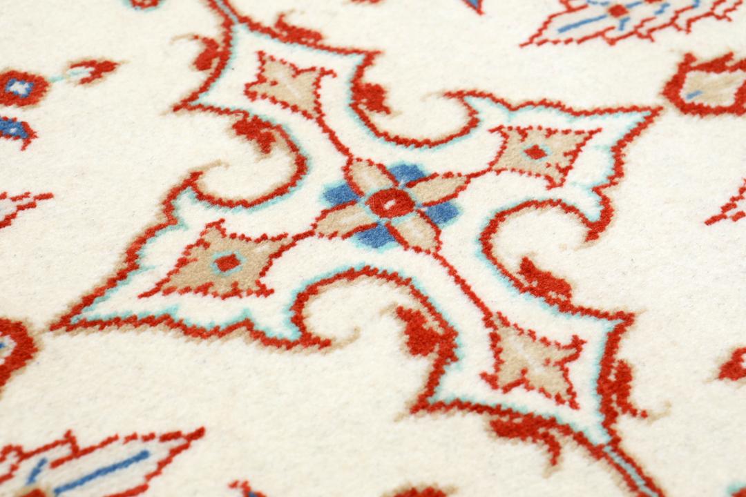 Handgeknoopt Sarough-tapijt met bloemmotieven in rood en blauw op een ivoorkleurige achtergrond