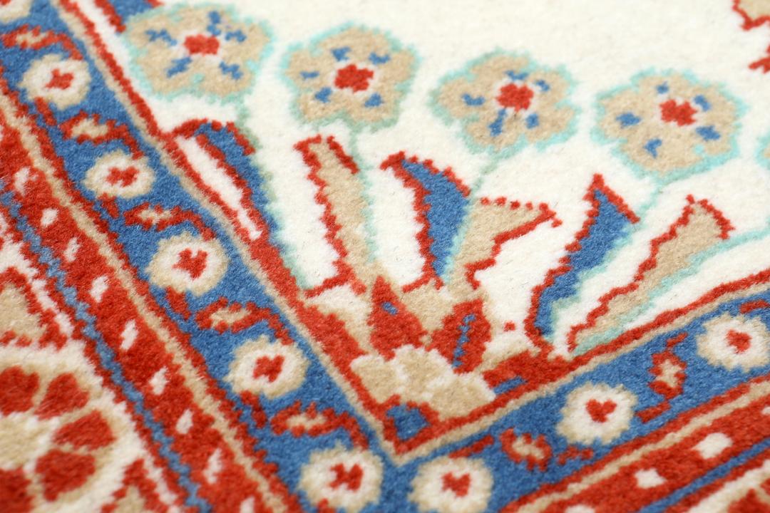 Handgeknoopt Sarough-tapijt met bloemmotieven in rood en blauw op een ivoorkleurige achtergrond