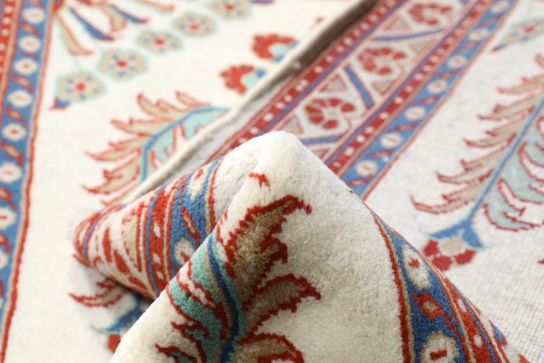 Handgeknoopt Sarough-tapijt met bloemmotieven in rood en blauw op een ivoorkleurige achtergrond