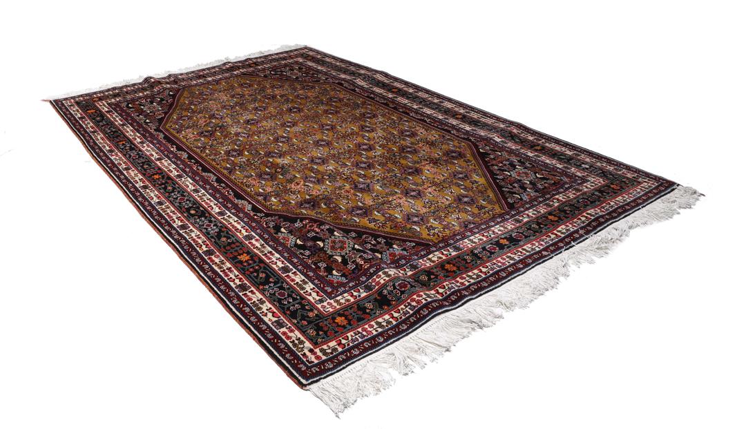 Tapis Gabbeh Kashkooli noué à la main avec des motifs géométriques dorés et noirs provenant du Moyen-Orient