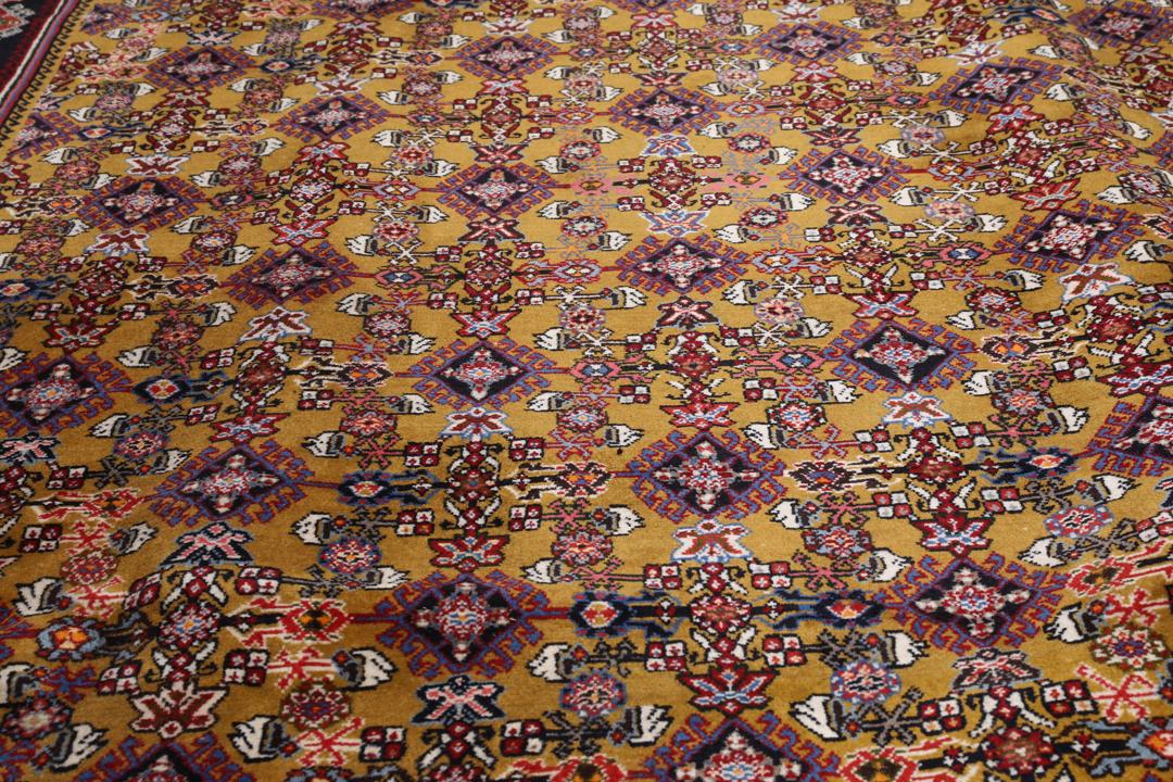 Tapis Gabbeh Kashkooli noué à la main avec des motifs géométriques dorés et noirs provenant du Moyen-Orient
