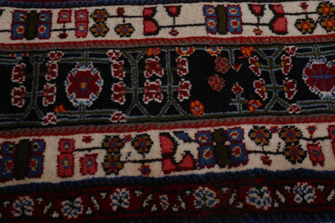 Tapis Gabbeh Kashkooli noué à la main avec des motifs géométriques dorés et noirs provenant du Moyen-Orient
