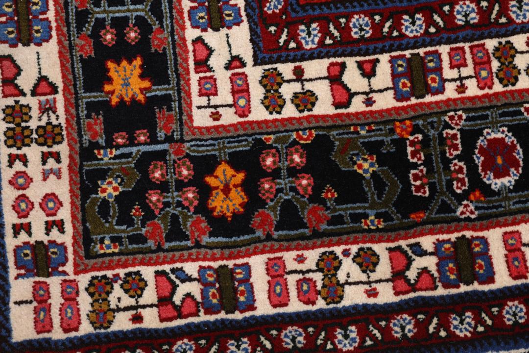 Tapis Gabbeh Kashkooli noué à la main avec des motifs géométriques dorés et noirs provenant du Moyen-Orient