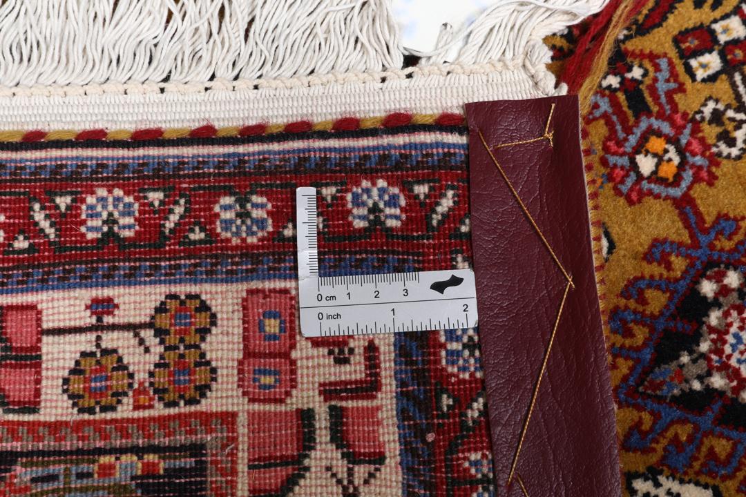 Tapis Gabbeh Kashkooli noué à la main avec des motifs géométriques dorés et noirs provenant du Moyen-Orient