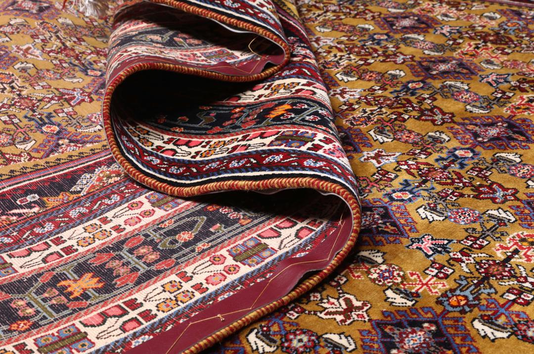 Tapis Gabbeh Kashkooli noué à la main avec des motifs géométriques dorés et noirs provenant du Moyen-Orient