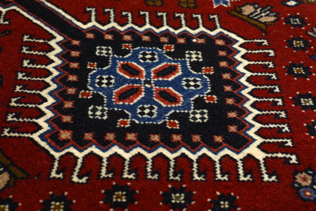 Håndknyttet Yalameh-tæppe fra Mellemøsten med rødt og blåt geometrisk design