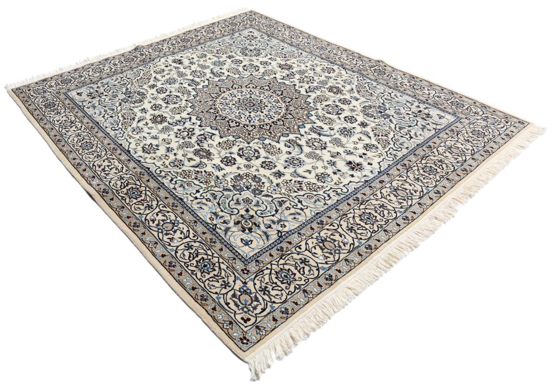 Tapis carré Nain noué à la main avec des motifs floraux complexes dans des tons beige et bleu
