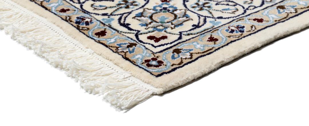 Tapis carré Nain noué à la main avec des motifs floraux complexes dans des tons beige et bleu
