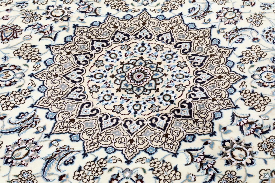 Tapis carré Nain noué à la main avec des motifs floraux complexes dans des tons beige et bleu