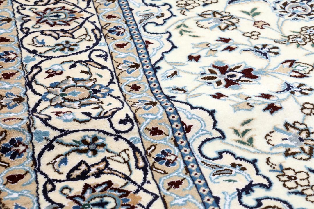 Tapis carré Nain noué à la main avec des motifs floraux complexes dans des tons beige et bleu