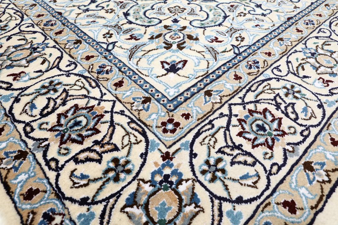 Tapis carré Nain noué à la main avec des motifs floraux complexes dans des tons beige et bleu