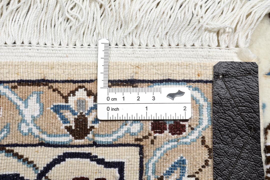 Tapis carré Nain noué à la main avec des motifs floraux complexes dans des tons beige et bleu