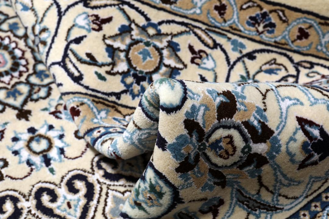 Tapis carré Nain noué à la main avec des motifs floraux complexes dans des tons beige et bleu