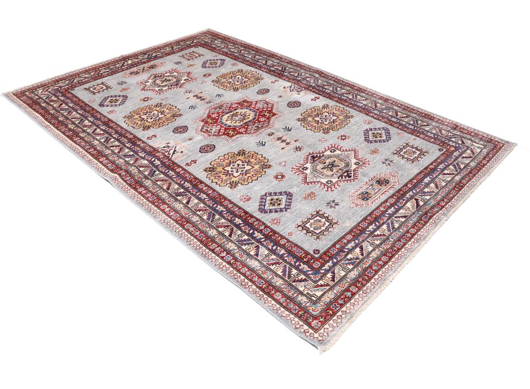 Tapis Kazak afghan noué à la main avec un champ gris clair et des médaillons géométriques