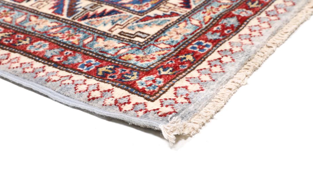 Tapis Kazak afghan noué à la main avec un champ gris clair et des médaillons géométriques