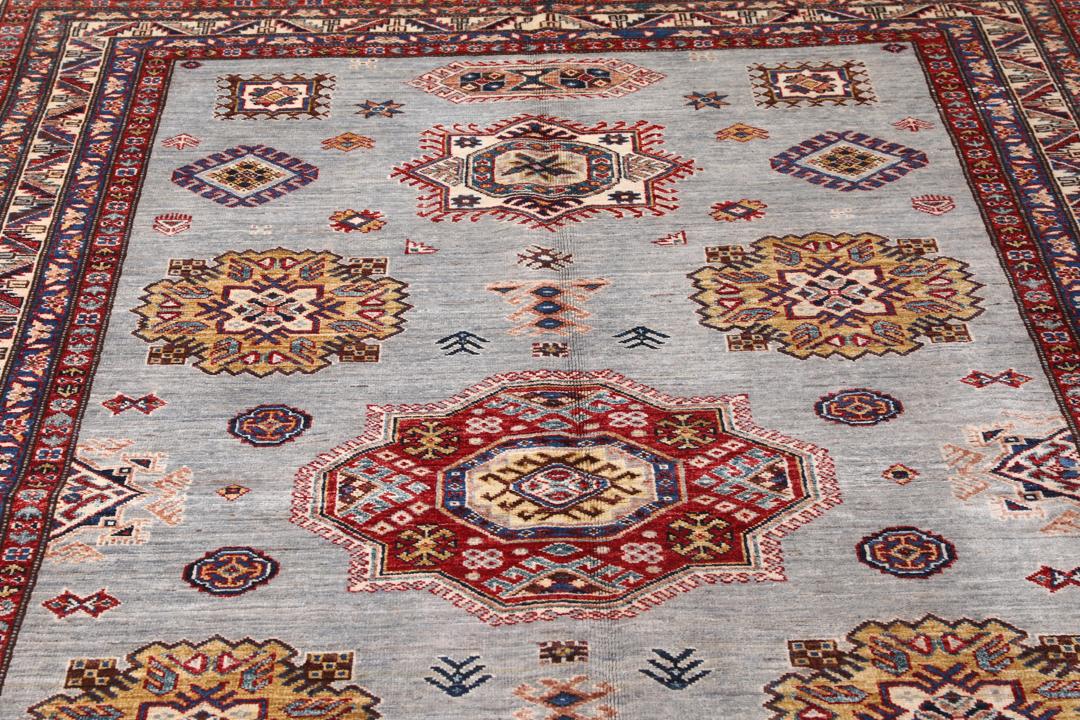Tapis Kazak afghan noué à la main avec un champ gris clair et des médaillons géométriques