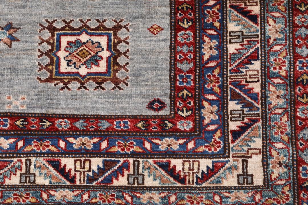 Tapis Kazak afghan noué à la main avec un champ gris clair et des médaillons géométriques