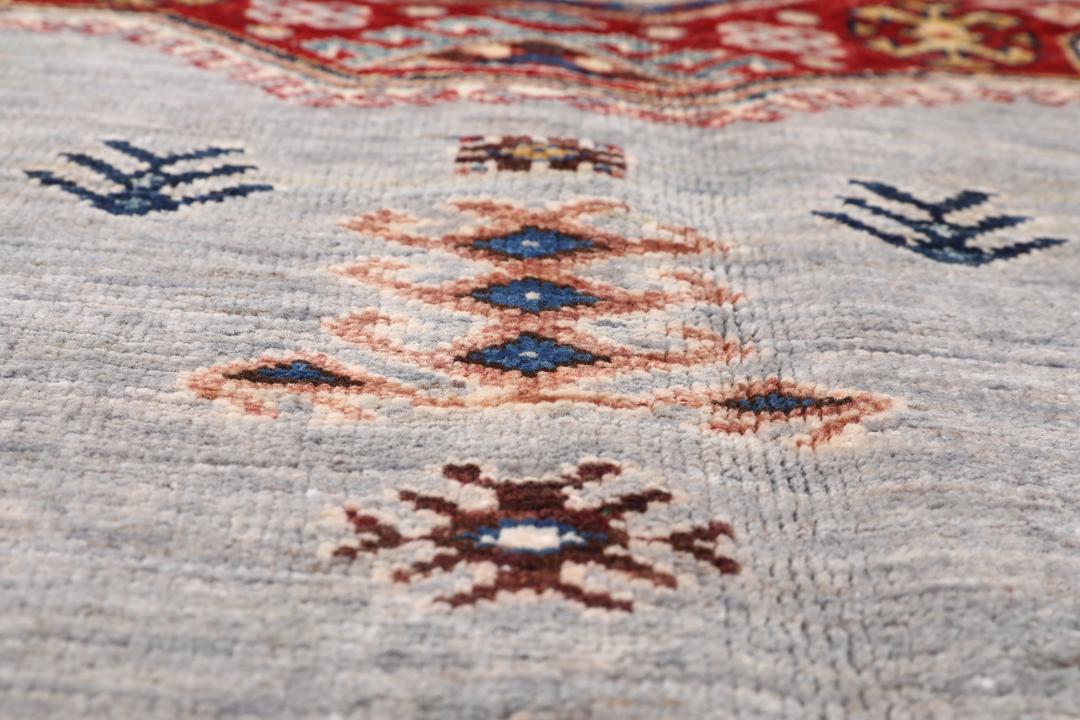 Tapis Kazak afghan noué à la main avec un champ gris clair et des médaillons géométriques