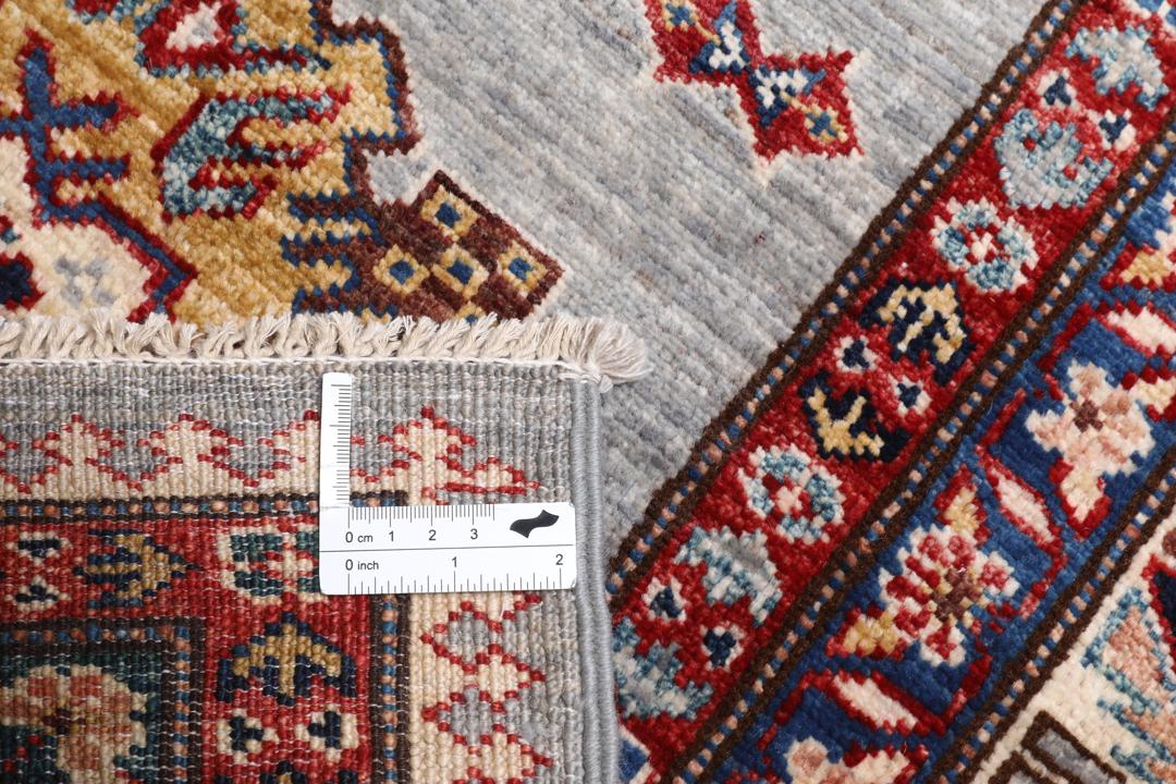 Tapis Kazak afghan noué à la main avec un champ gris clair et des médaillons géométriques