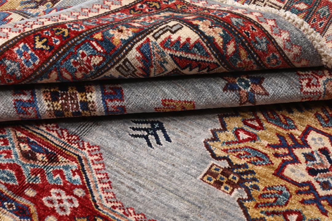 Tapis Kazak afghan noué à la main avec un champ gris clair et des médaillons géométriques